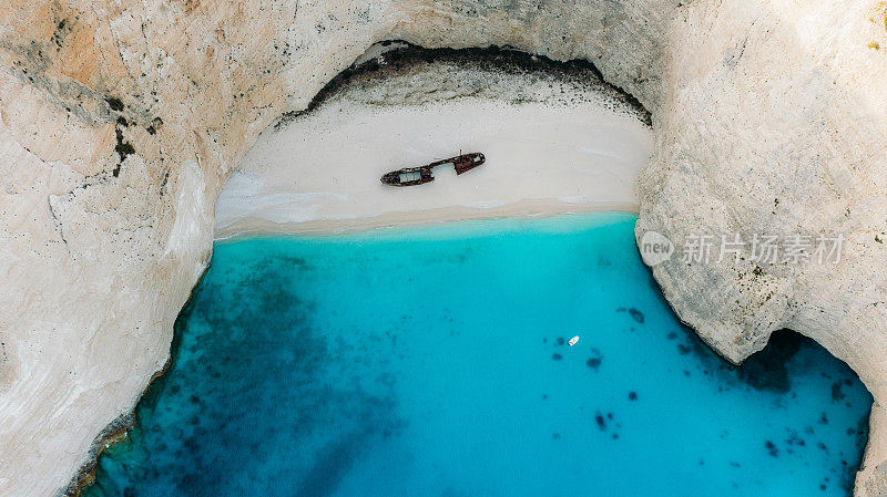 希腊扎金索斯岛(Zakynthos island)，碧绿的大海旁，隐藏的海滩和沉船的鸟瞰图